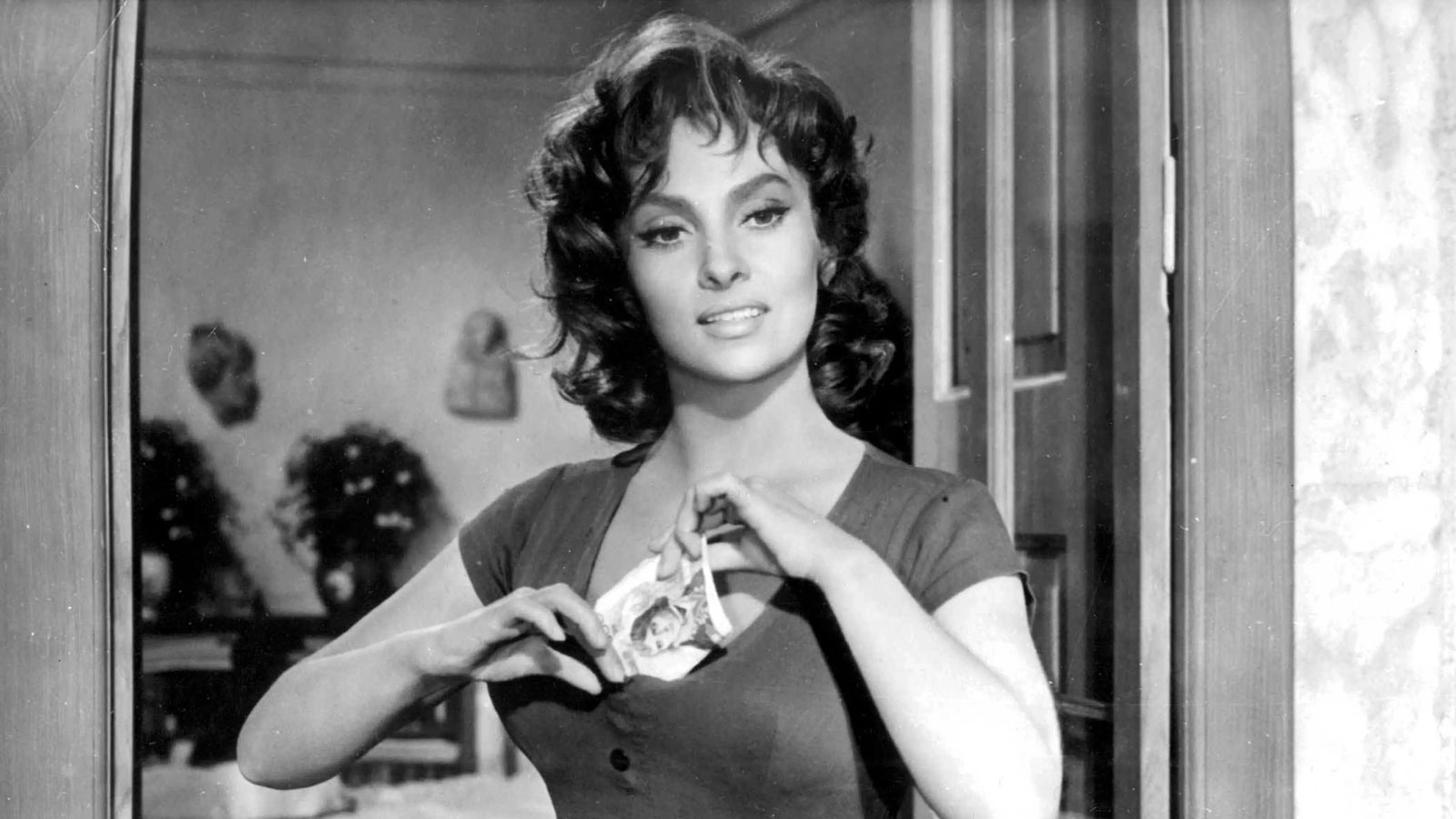 Gina Lollobrigida: Charme e astúcia em cena clássica