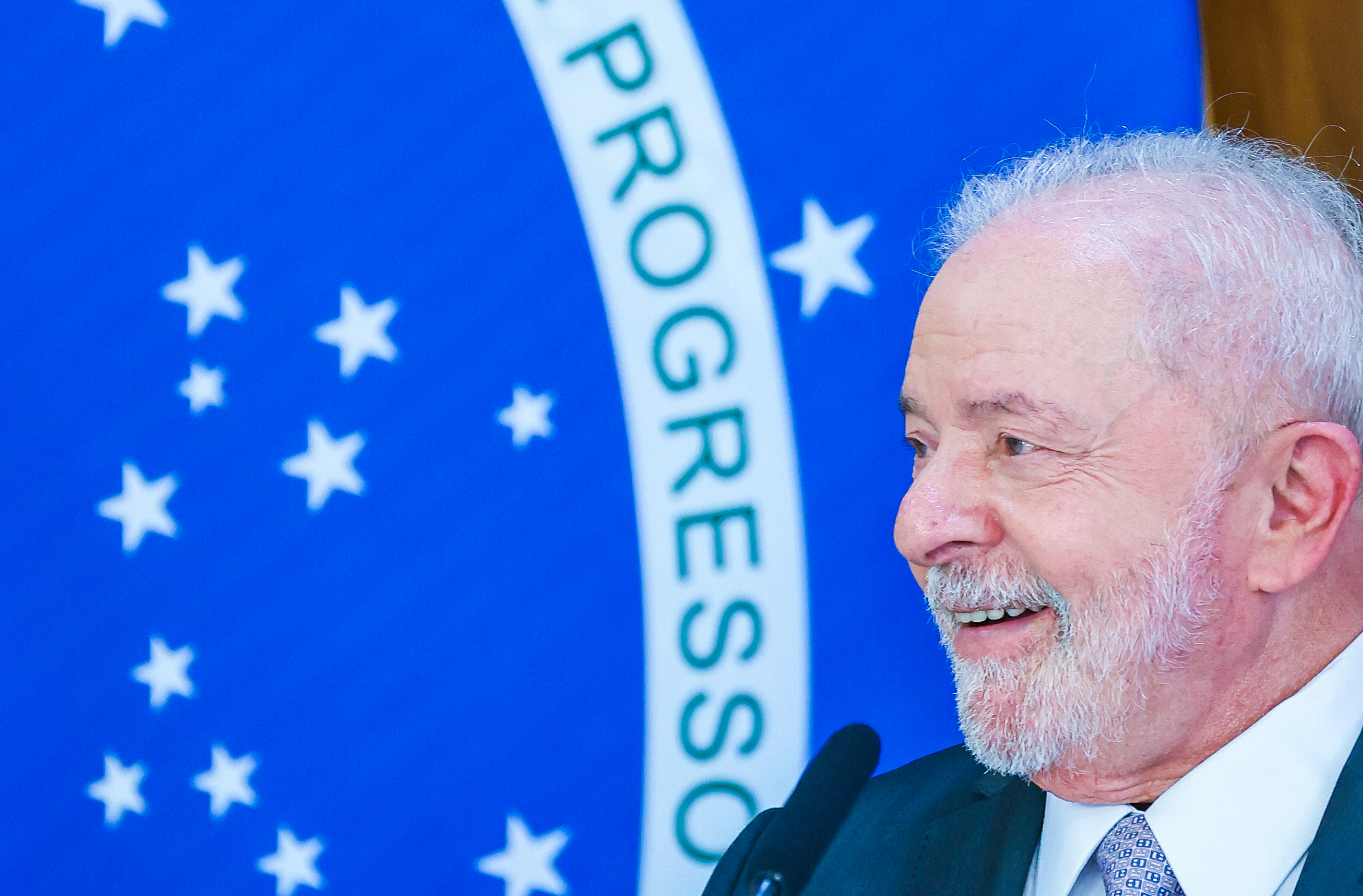 Presidente Lula: Sorriso e Símbolos Nacionais