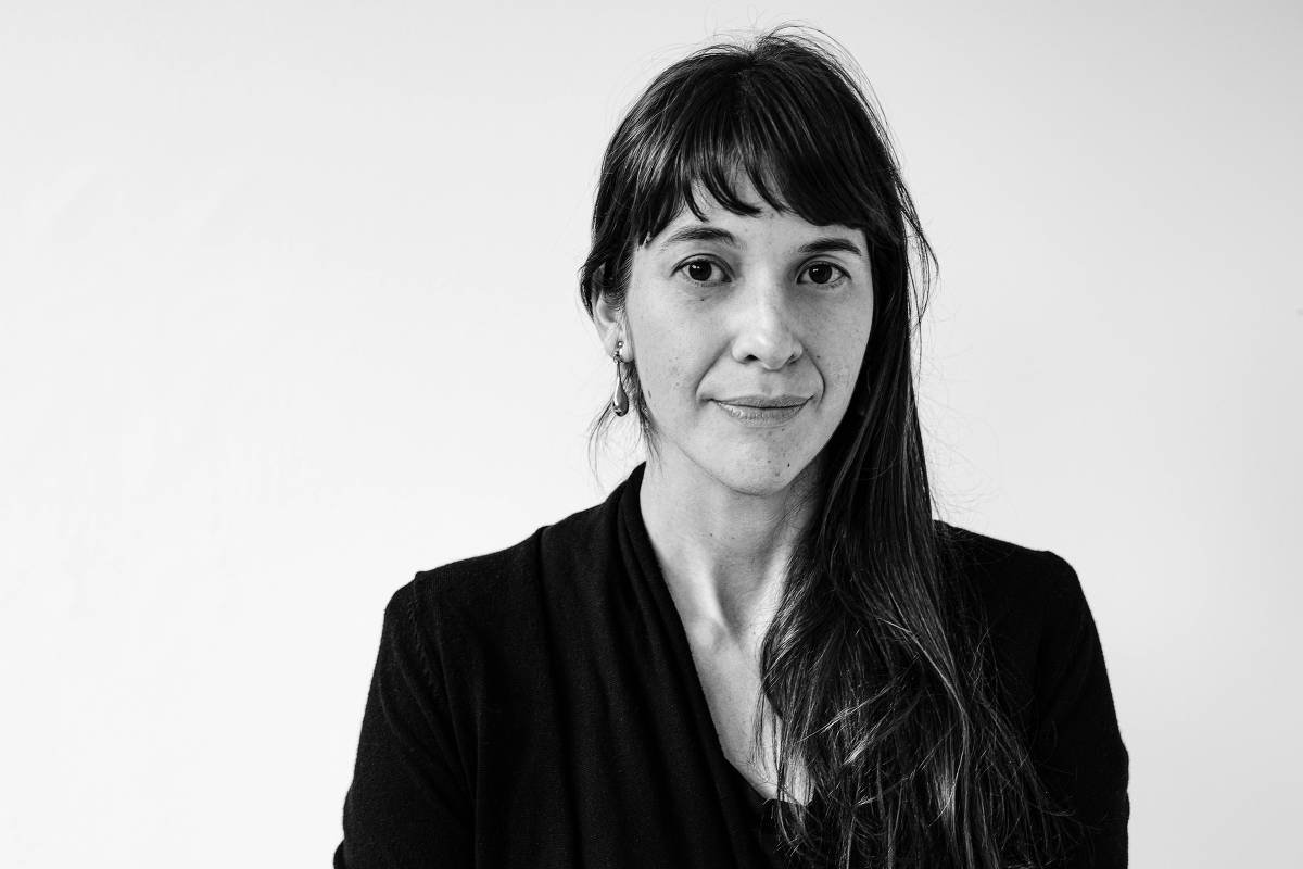 Retrato Feminino em P&B: Olhar Direto, Seriedade e Confiança.