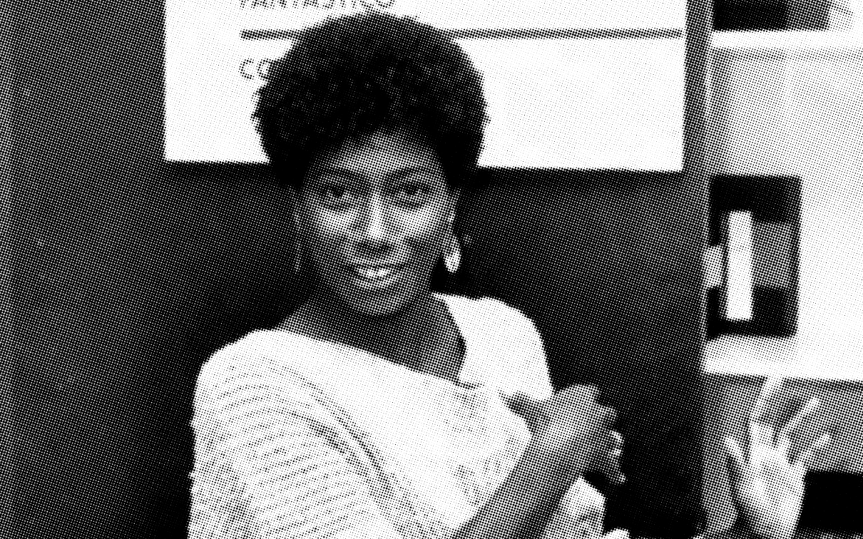 Retrato de mulher negra sorridente com cabelo afro P&B