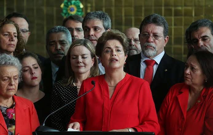 Dilma Rousseff em Discurso: Liderança e Apoio Político