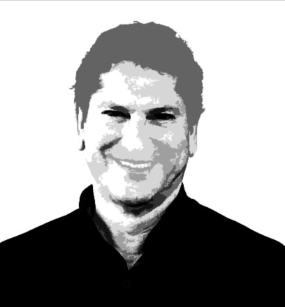 Retrato Sorridente: Figura Masculina em Escala de Cinza