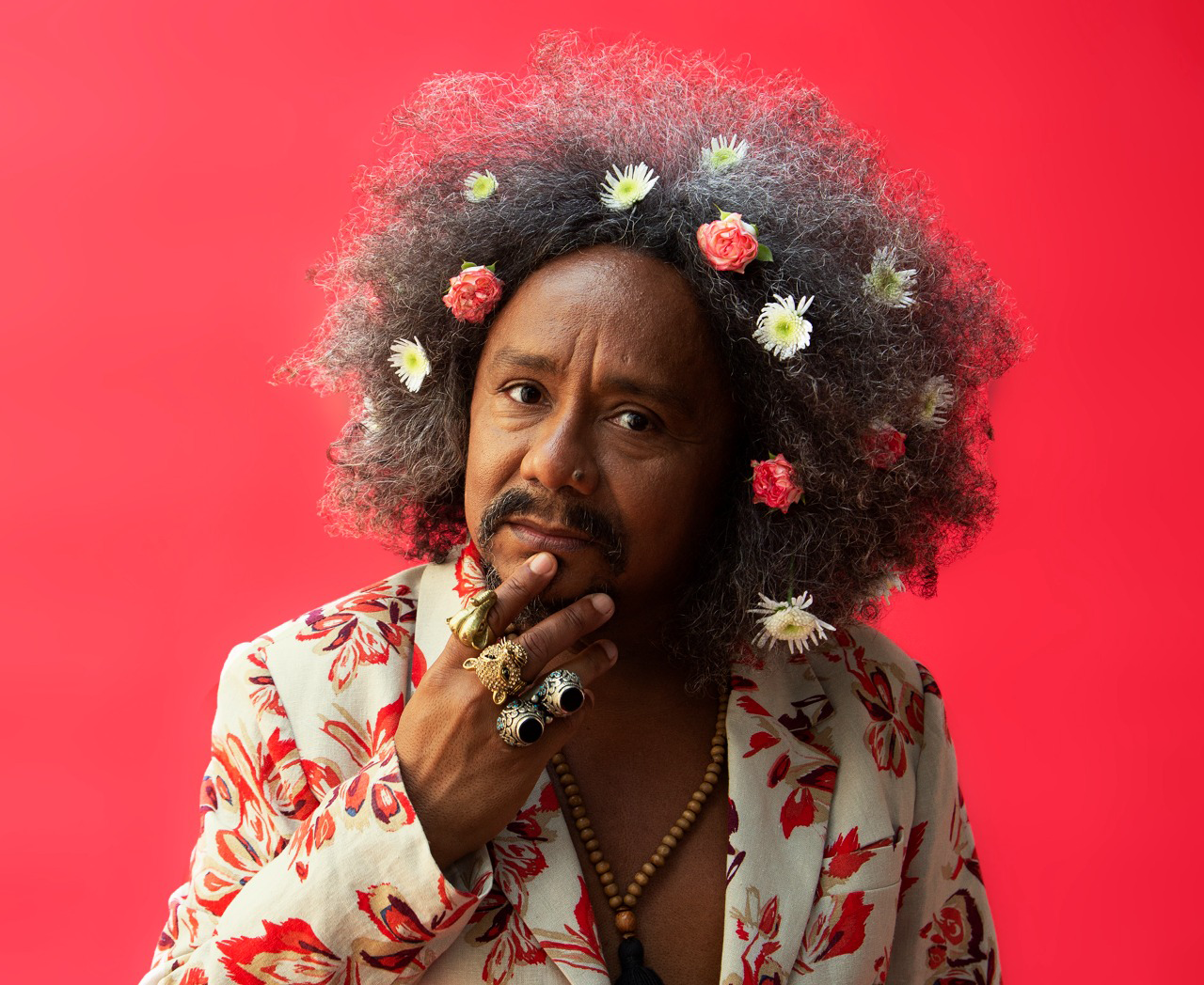 Retrato Contemplativo: Homem com Estilo Floral Único