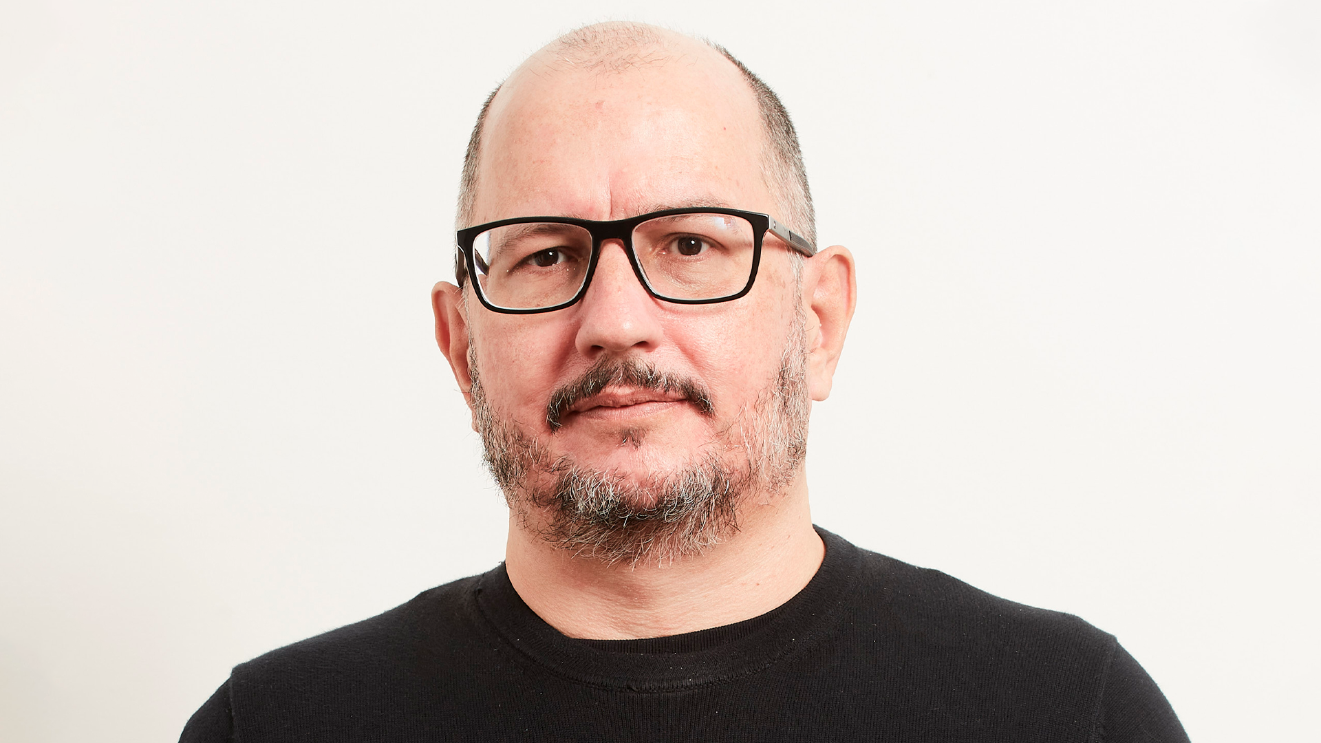 Retrato de Homem de Óculos com Barba em Fundo Branco