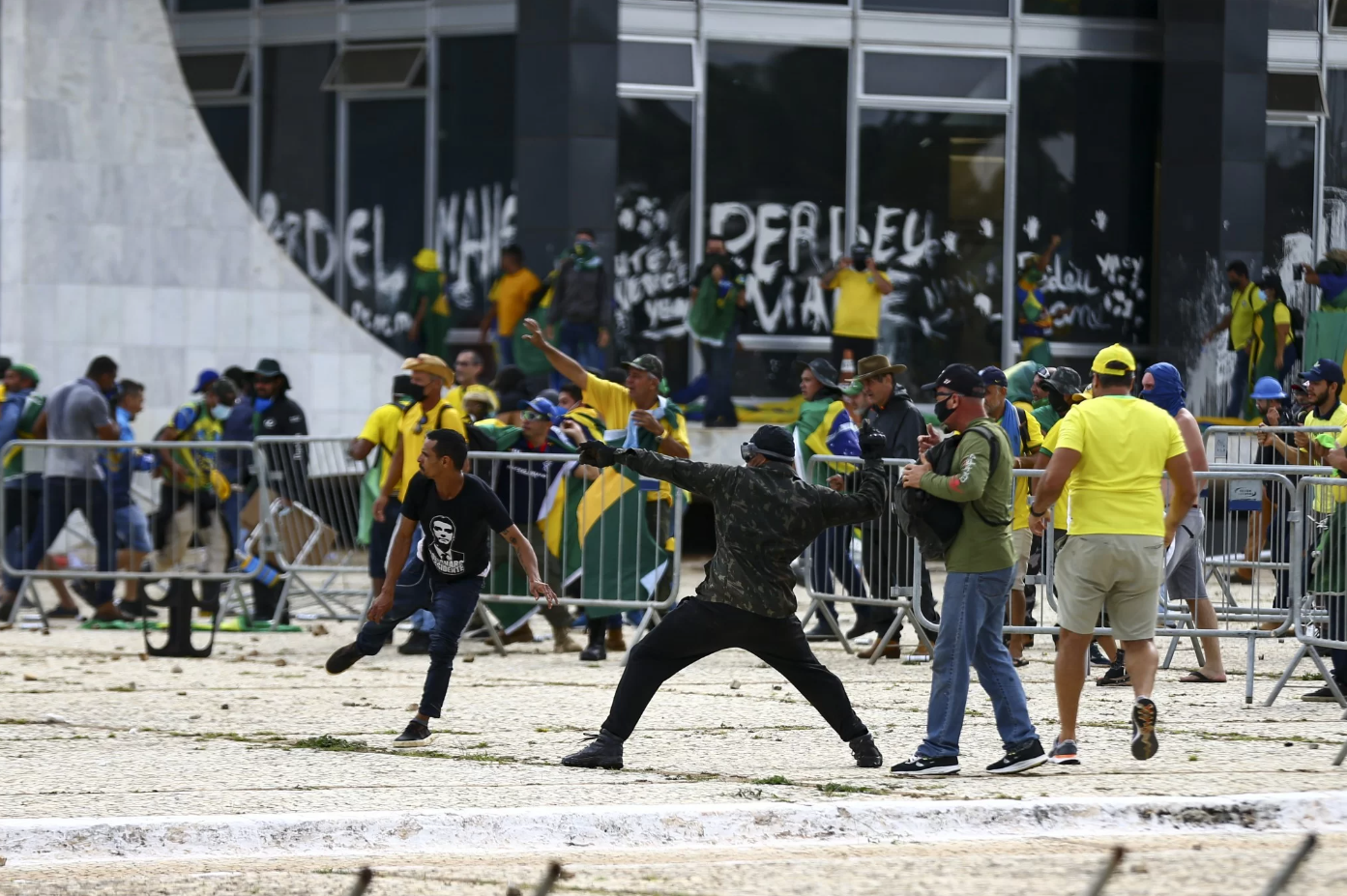 Confronto e vandalismo em protesto político no Brasil.