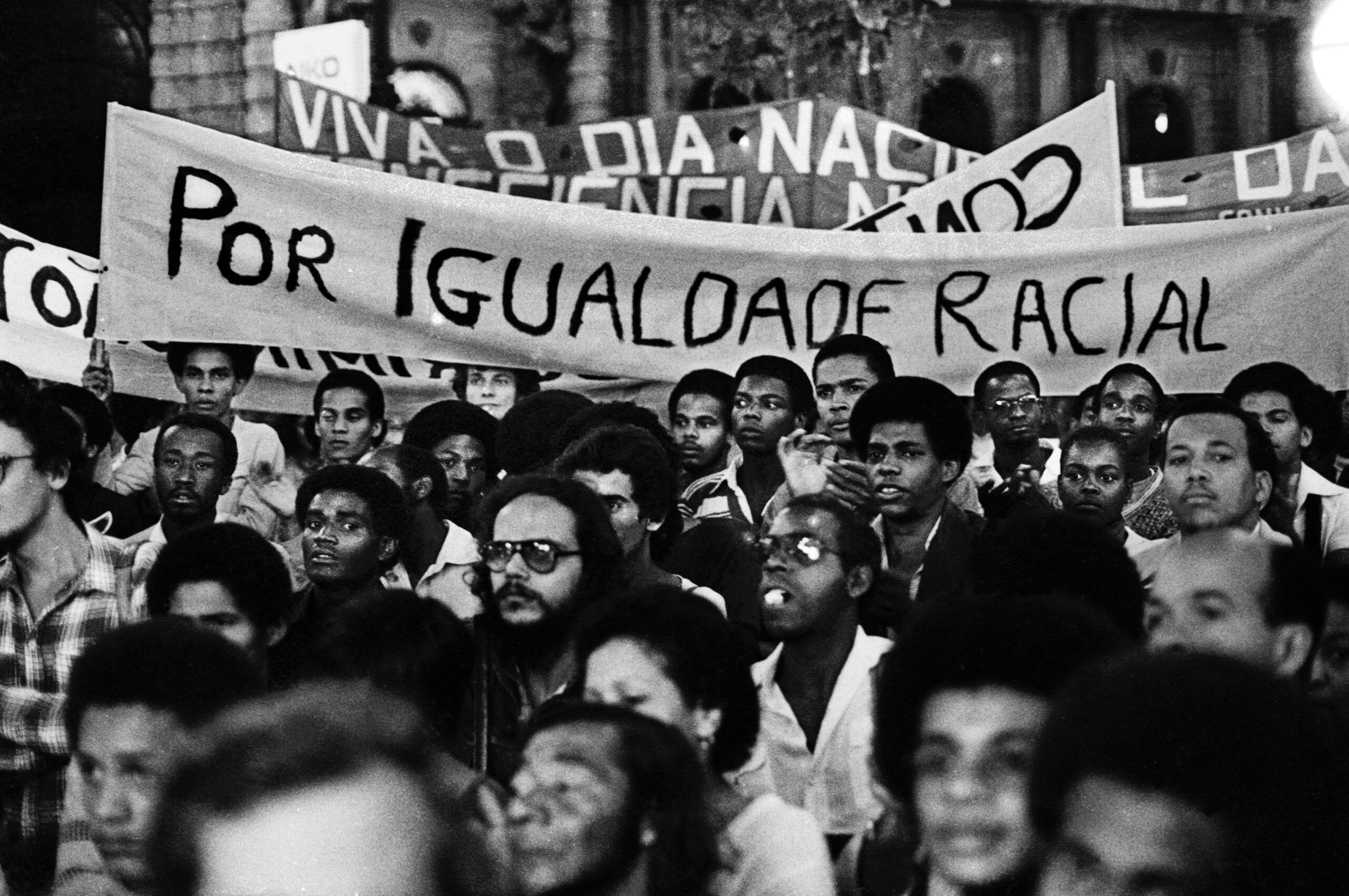 Fundação do Movimento Negro Unificado, MNU. Manifestação nas escadarias do Teatro Municipal, centro da Cidade de São Paulo, SP. 1978. Código: 013brJC0192. Foto: Jesus Carlos/Imagens - 300 DPI. 4459 × 3073 px.