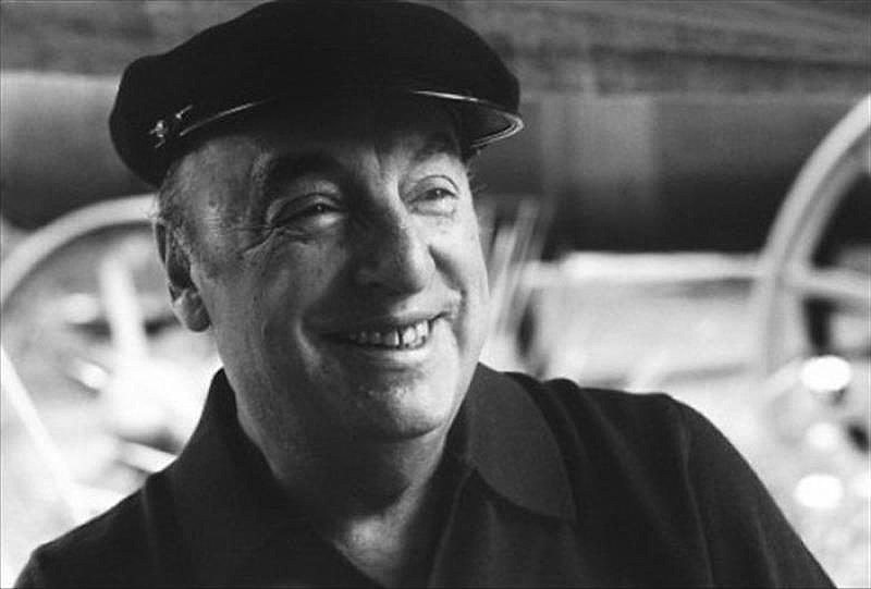 Pablo Neruda sorrindo em fotografia P&B