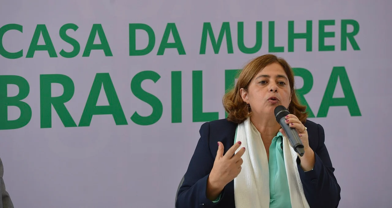 Mulher Discursa em Evento Casa da Mulher Brasileira