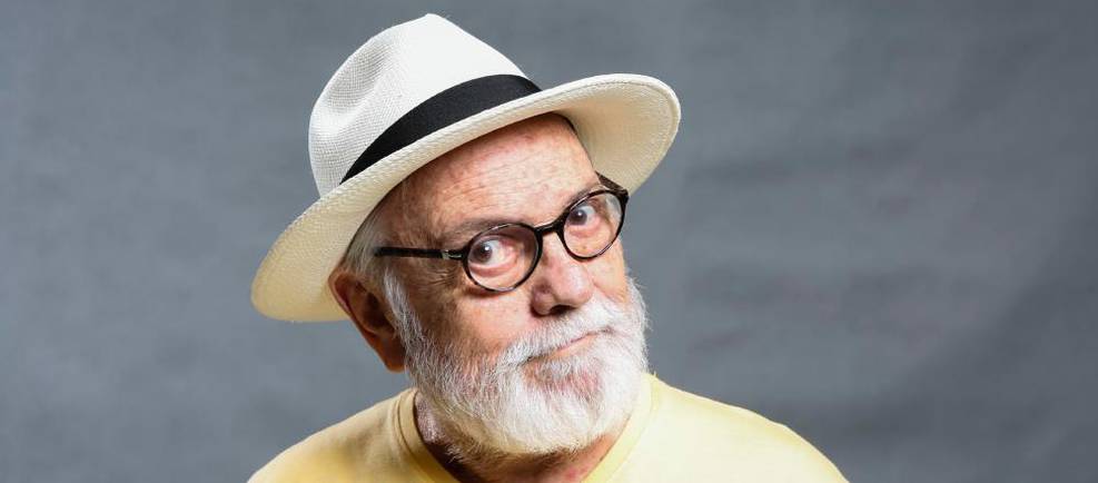 Retrato de Sênior com Chapéu e Olhar Questionador