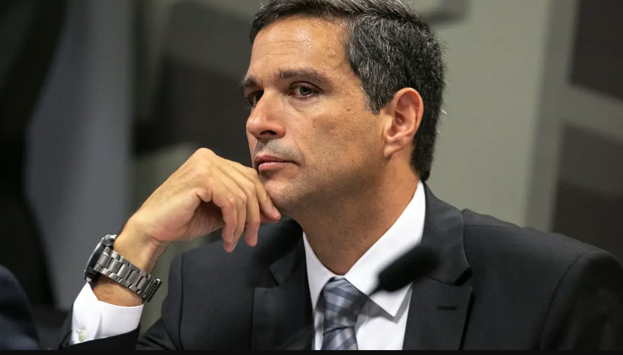 Homem em reflexão profunda, atenção em debate importante