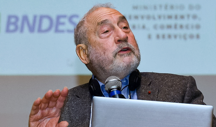 Palestrante em evento sobre desenvolvimento e economia no Brasil