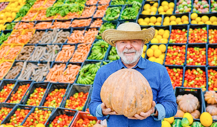 Lula sorri em feira de alimentos com abóbora