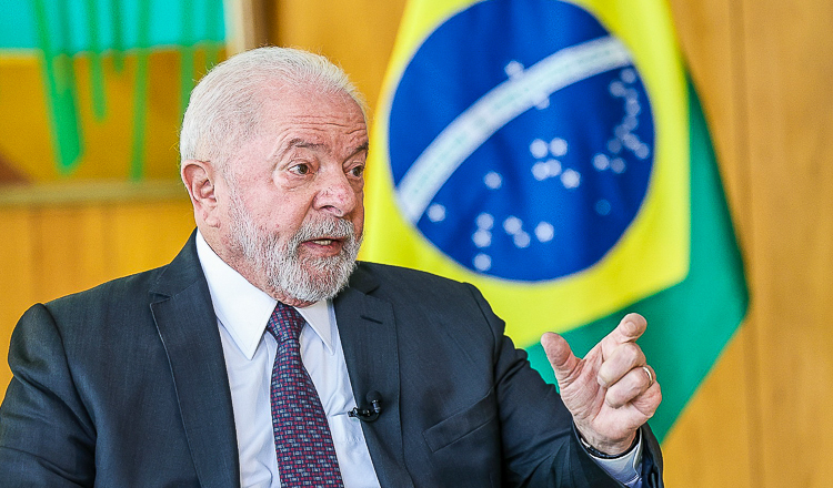 Lula fala, Bandeira do Brasil ao fundo