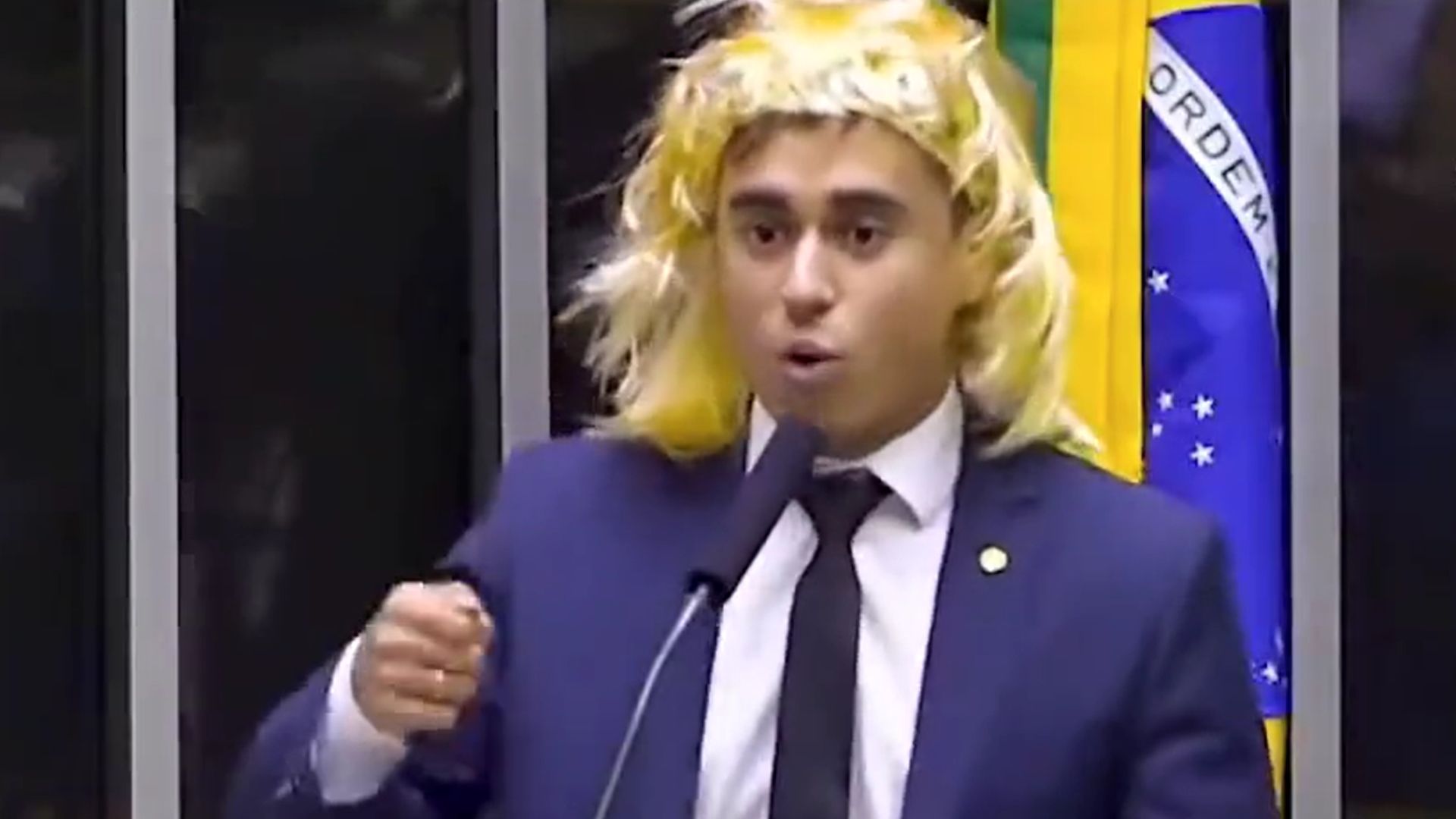 Deputado de Peruca Loira em Discurso Político