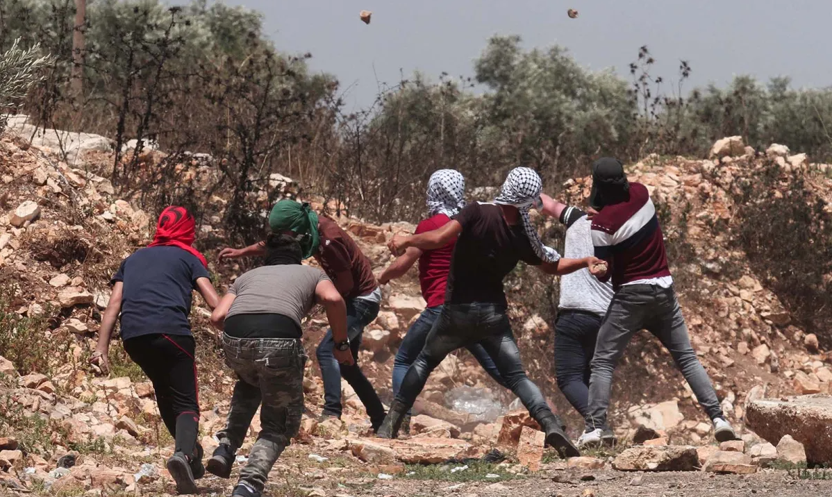Jovens em Confronto: Resistência e Lançamento de Pedras