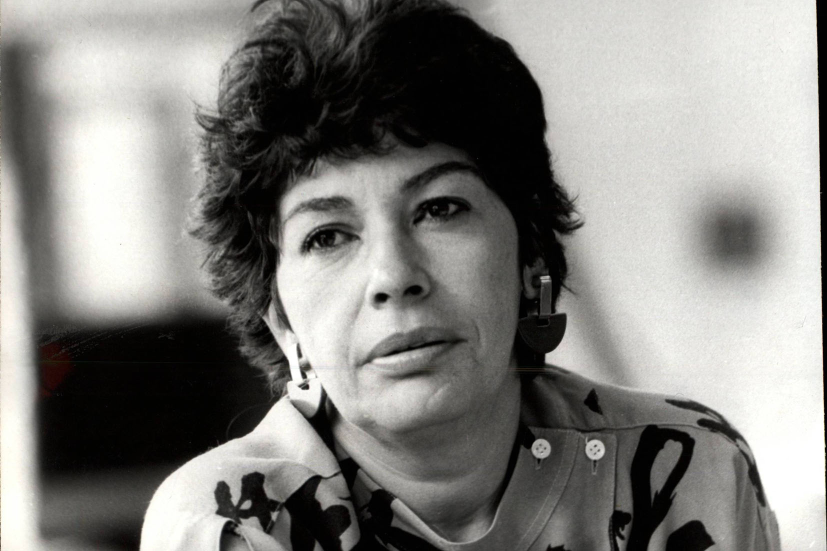 Retrato Mulher Latina Pensativa Brincos Geométricos P&B