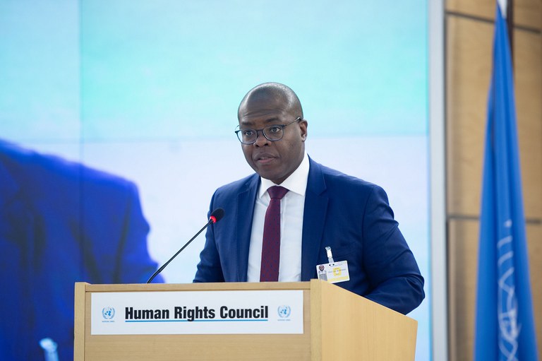 Homem discursa no Conselho de Direitos Humanos da ONU