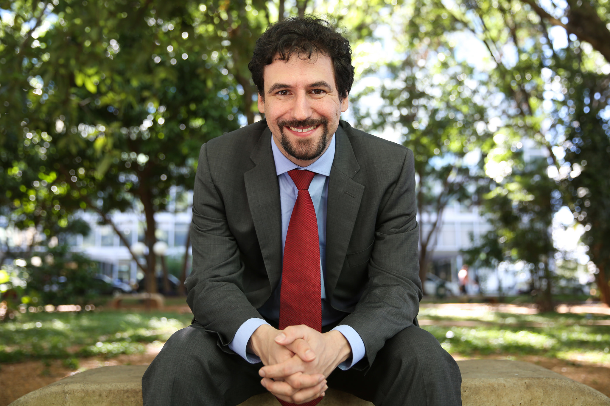 Retrato de Homem Profissional em Ambiente Natural