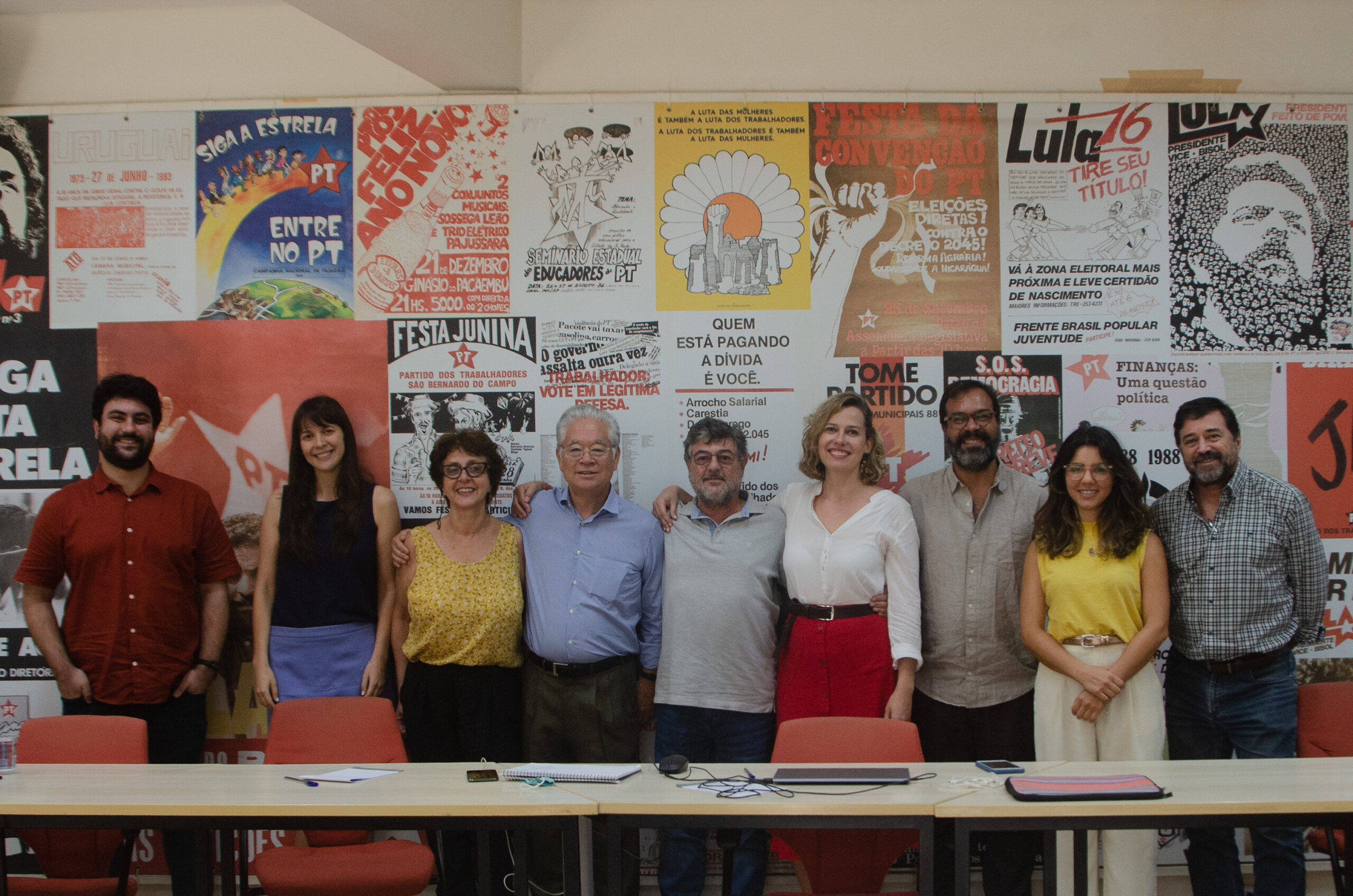 Grupo celebra legado do PT entre cartazes históricos