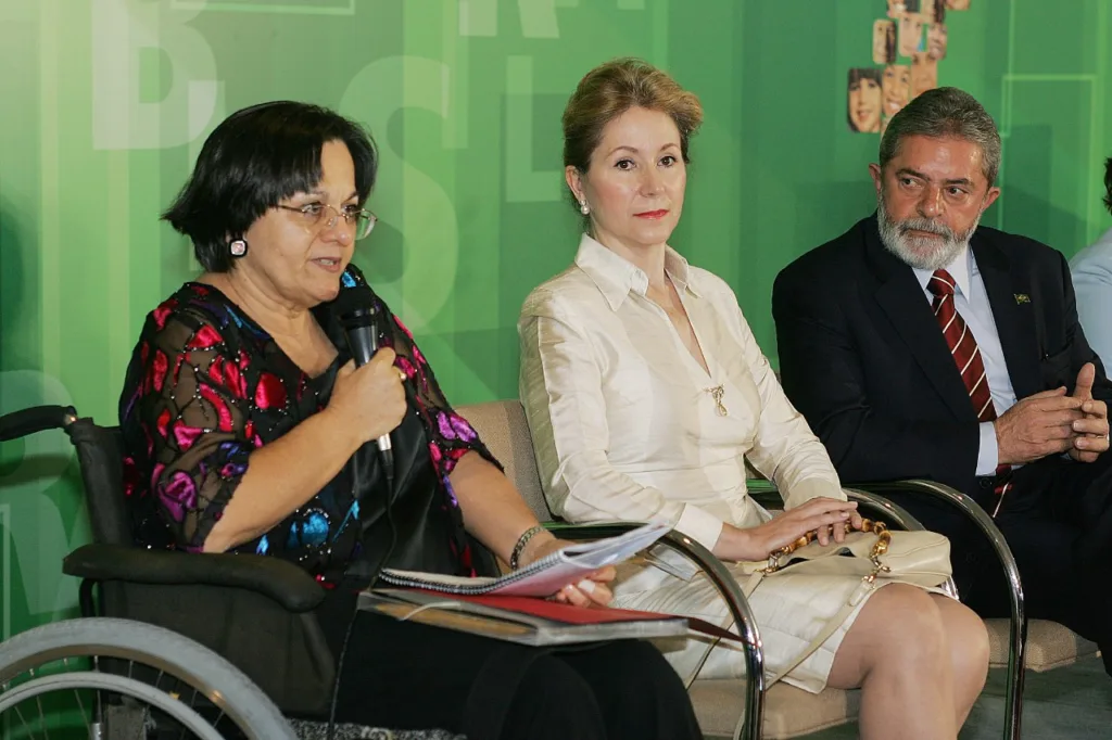 Lula sanciona Lei Maria da Penha