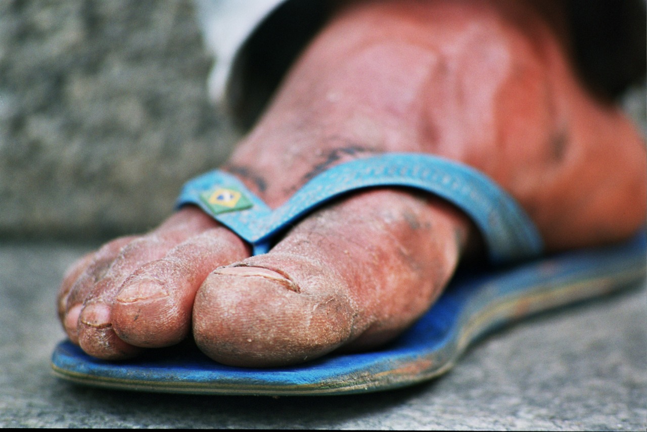 Pé brasileiro em chinelo: A realidade crua