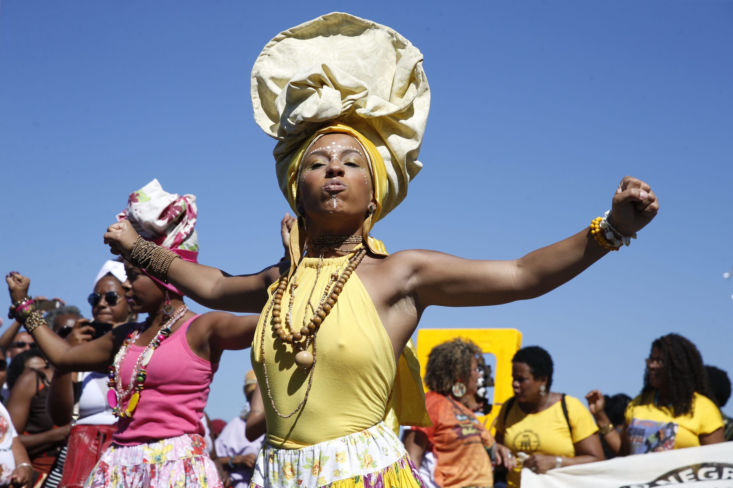 Mulheres negras em celebração de cultura e empoderamento