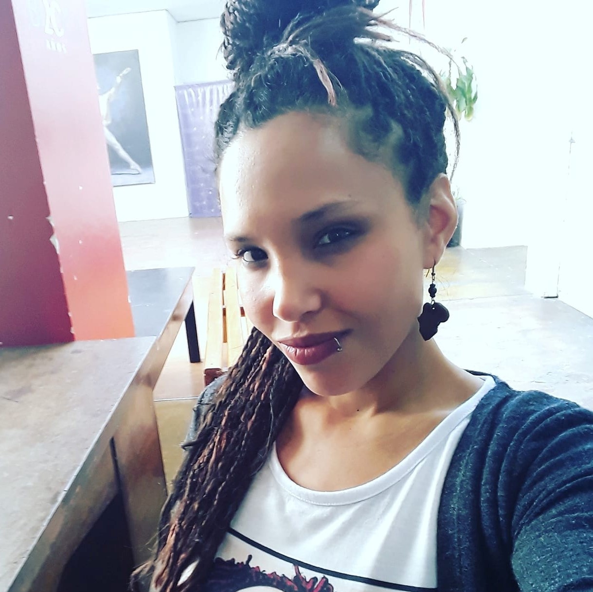 Retrato Jovem Mulher com Dreadlocks e Brincos África