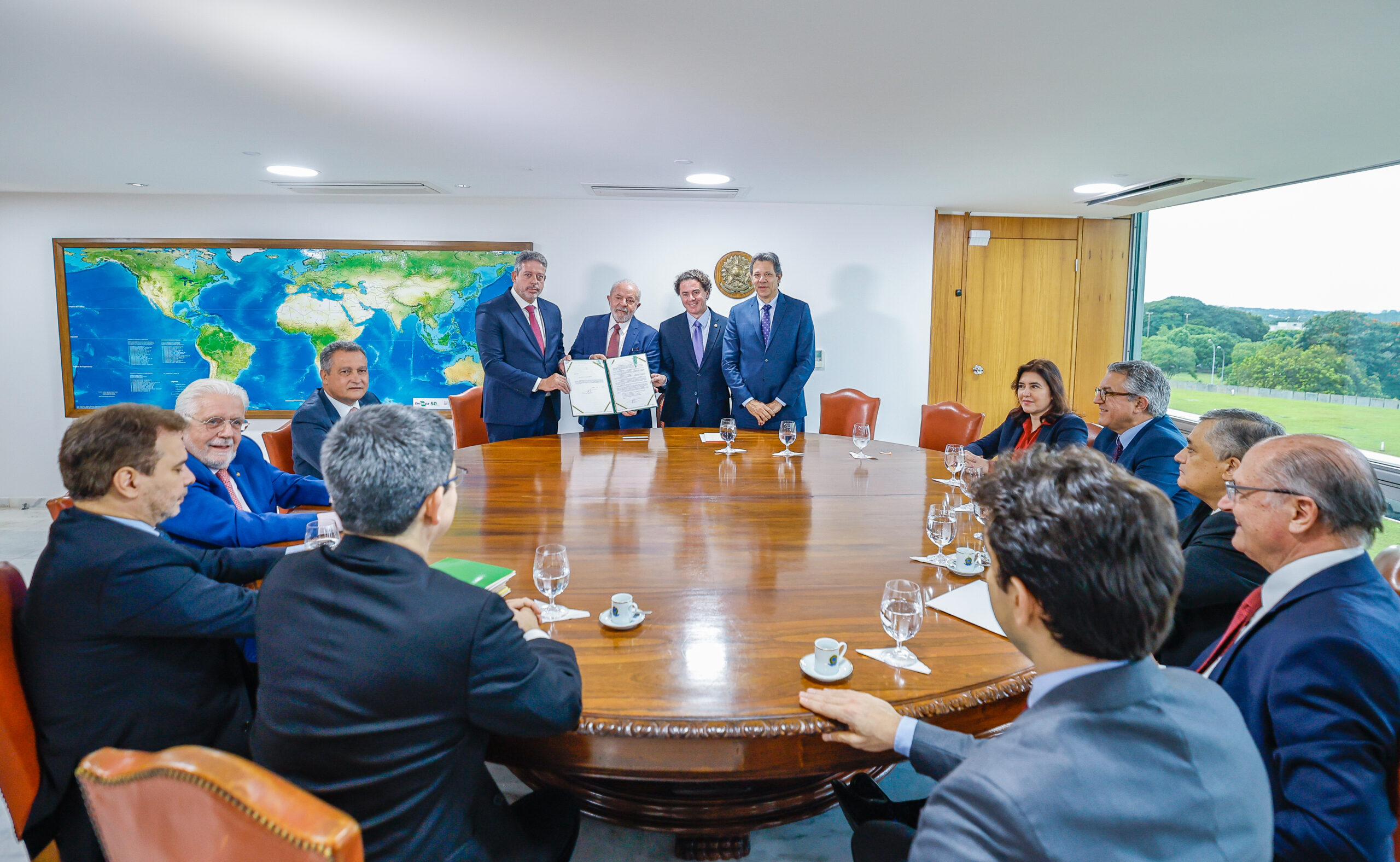 Lula e Lira assinam acordo em reunião ministerial