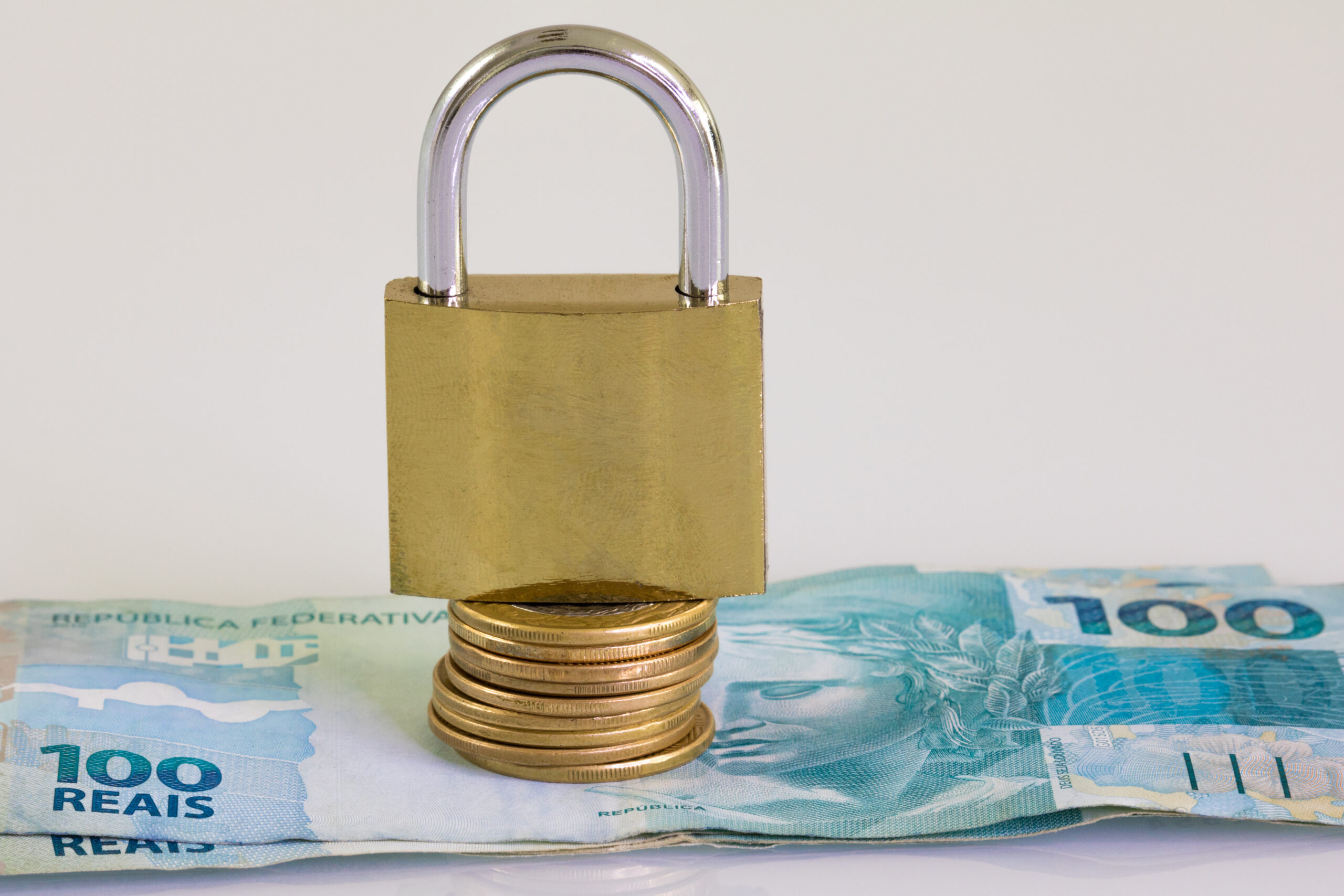 Cadeado, Moedas e Cédulas: Segurança Financeira e Economia