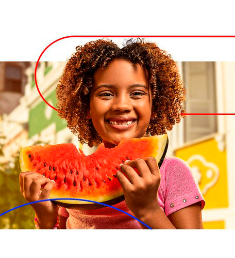 Menina sorrindo com melancia, alegria e verão