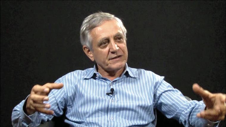 Homem Madura em Diálogo Engajado e Expressivo