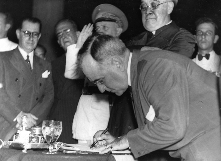Getúlio Vargas assina documento em evento público