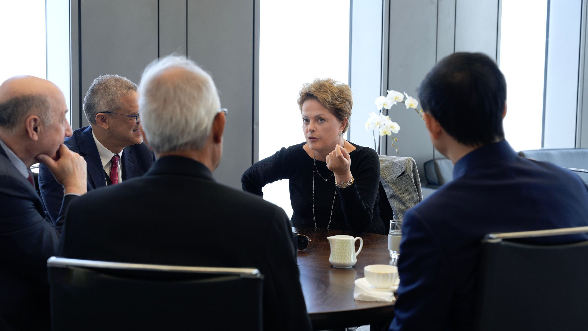 Dilma Rousseff em Reunião Discutindo Assuntos Importantes
