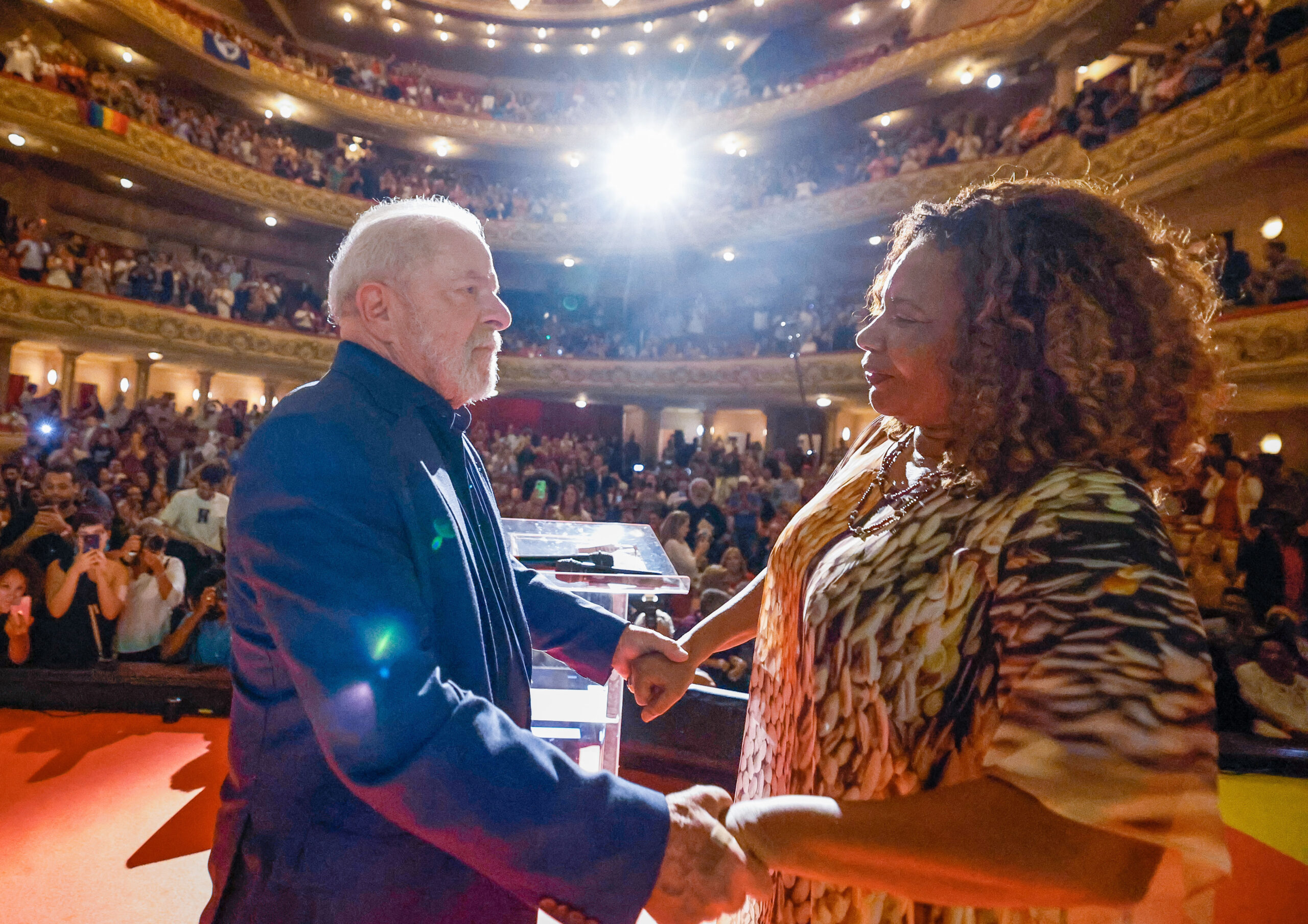 Lula e Benedita: União e Esperança em Evento Político