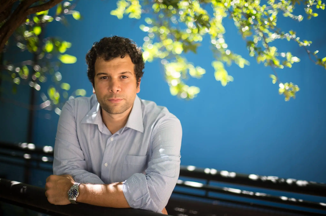 Retrato de Jovem Pensador em Ambiente Luminoso