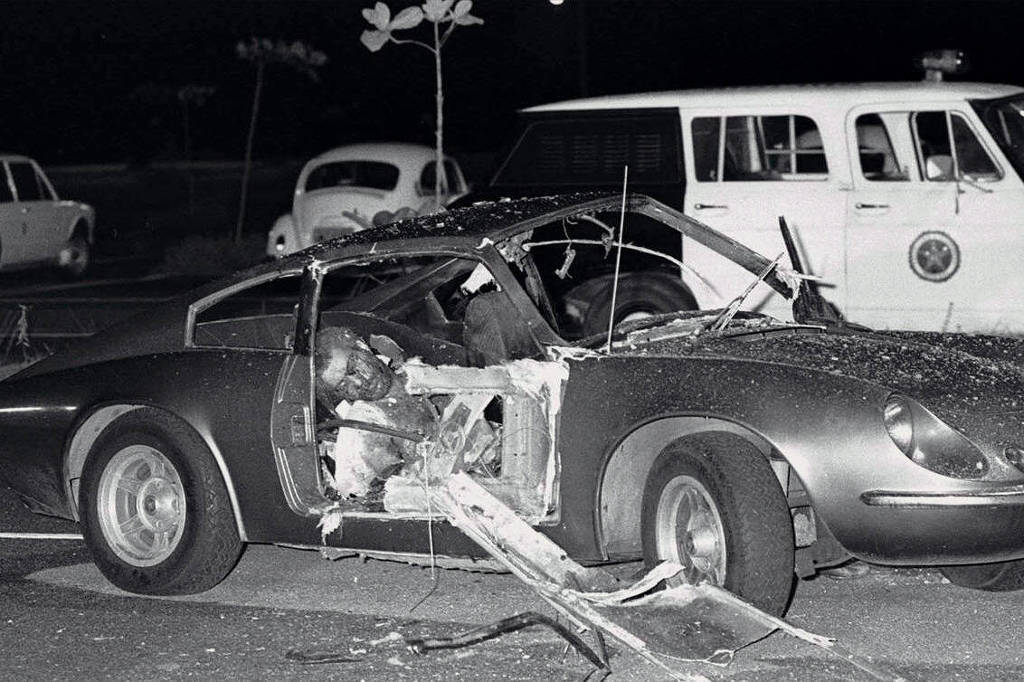 Cena de crime: carro esportivo acidentado com vítima