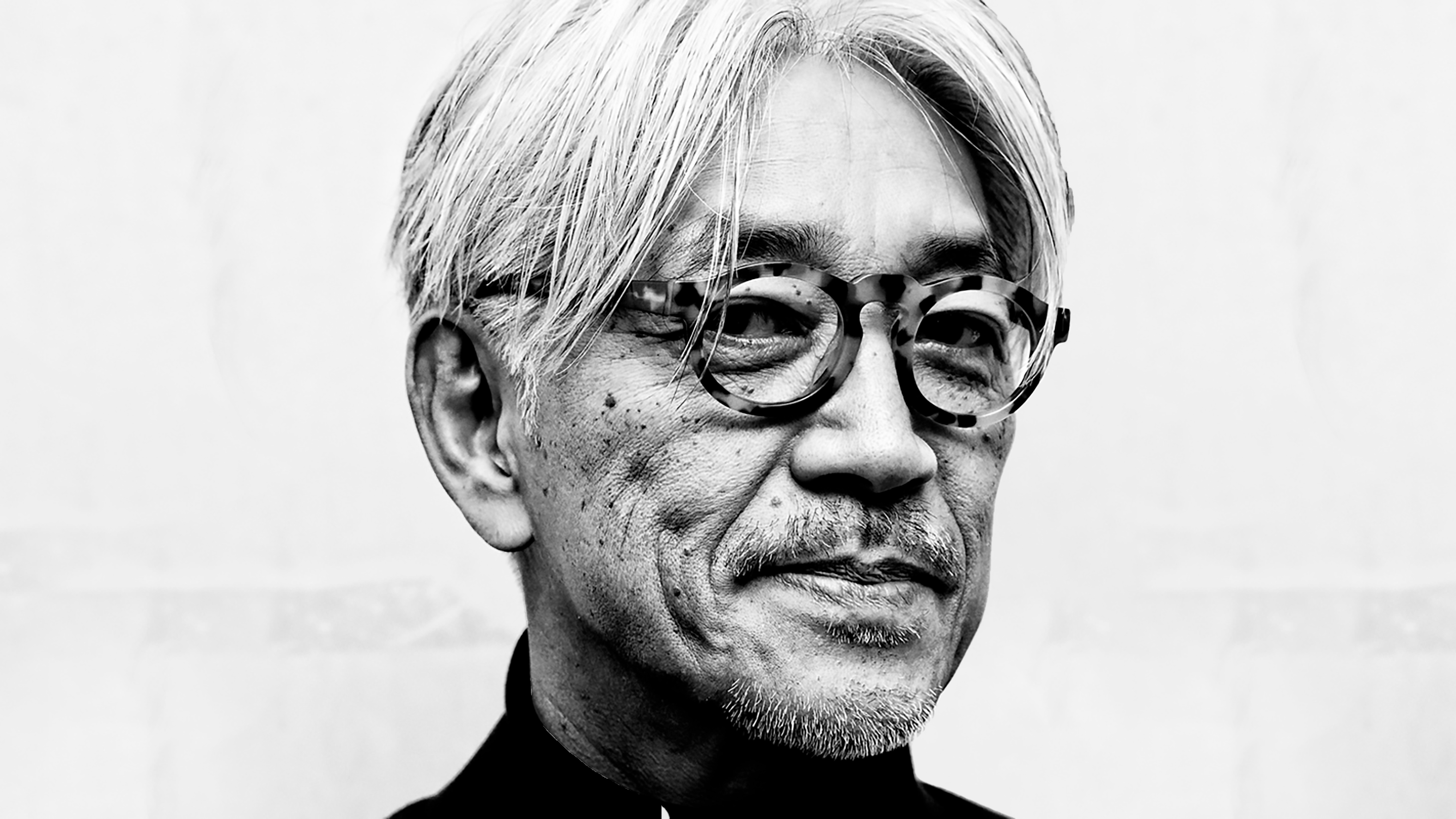 Ryuichi Sakamoto: Retrato Ícone em Preto e Branco
