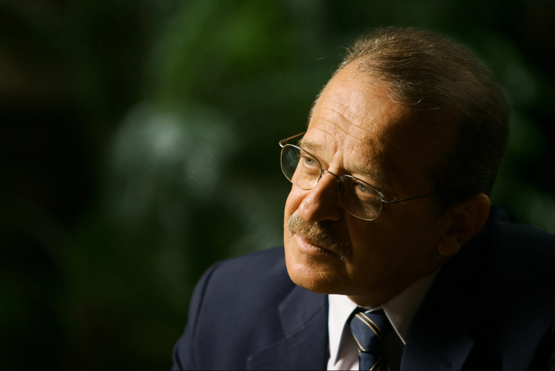 Homem Madura Contemplativo em Terno, Olhar Reflexivo