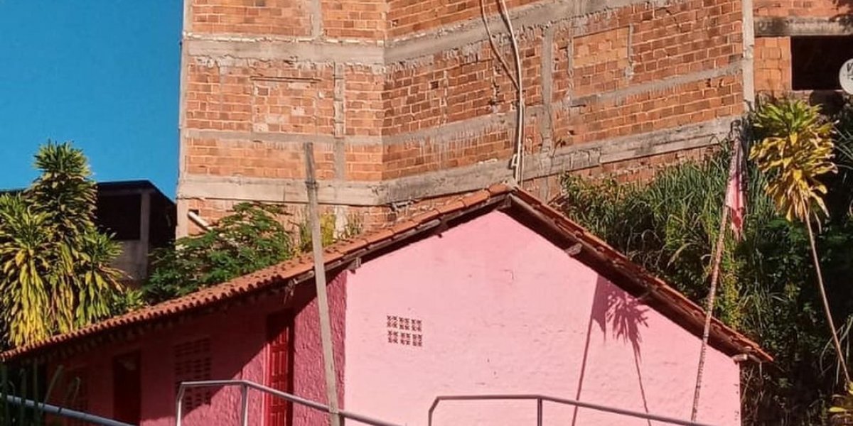 Realidade Urbana: Casa Rosa em Comunidade Brasileira