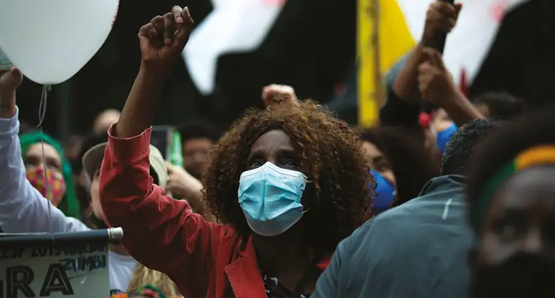 Punho Erguido: Resistência, Unidade e Esperança em Protesto