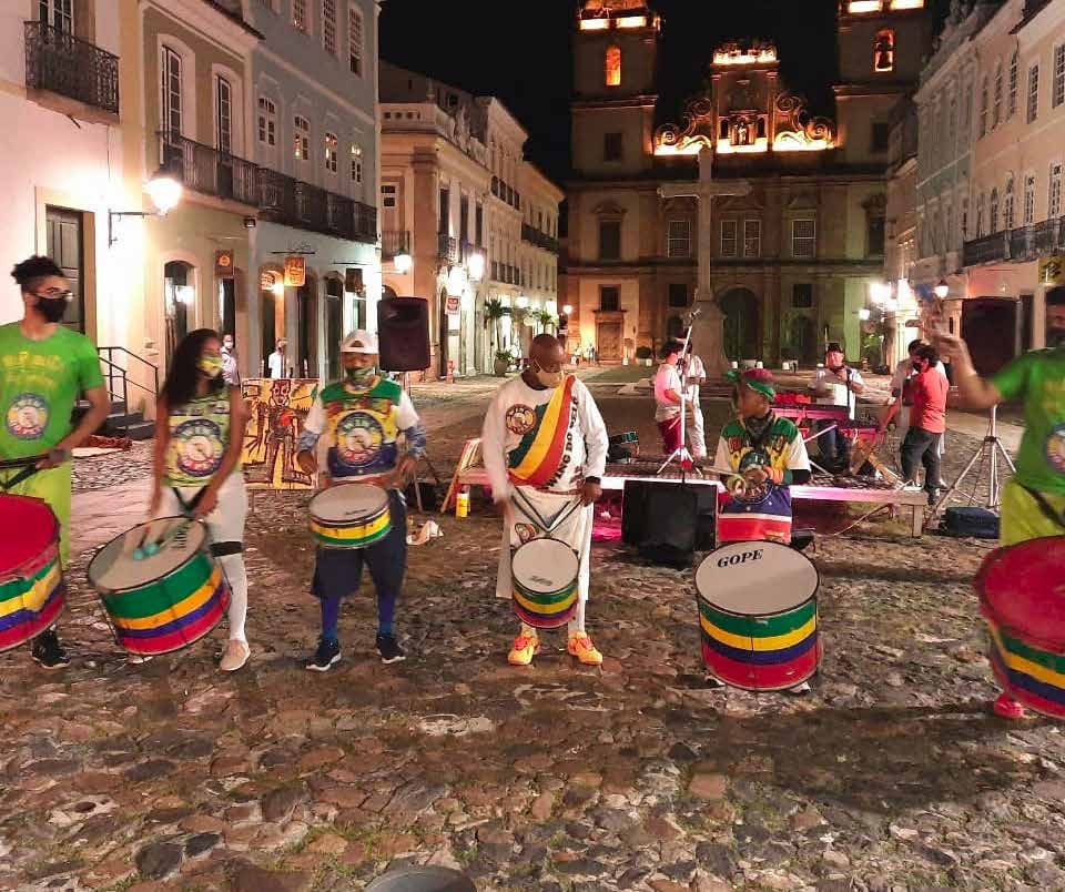 Grupo de Percussão Noturna em Centro Histórico Iluminado