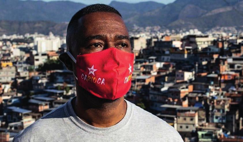Homem Negro de Máscara PT Carioca em Favela