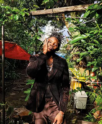 Jovem em Conexão e Reflexão na Natureza Urbana