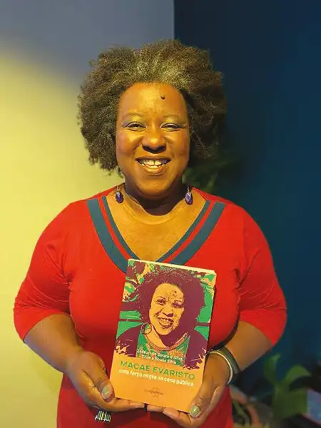 Macaé Evaristo apresenta livro sobre força negra