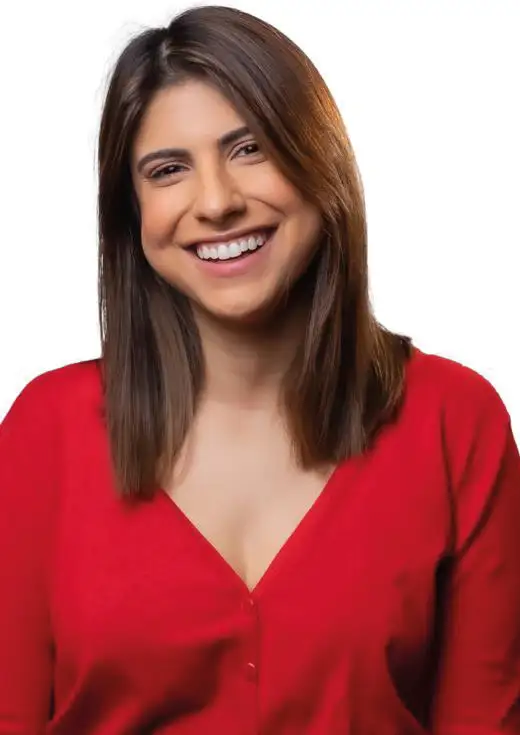 Mulher Jovem Sorridente com Blusa Vermelha Vibrante