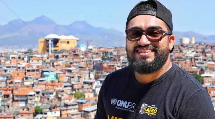 Ativista Afro-brasileiro em Comunidade Urbana Sorrindo