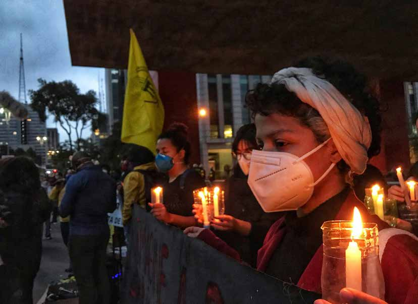 Vigília Noturna: Velas, Máscaras e Resistência Urbana