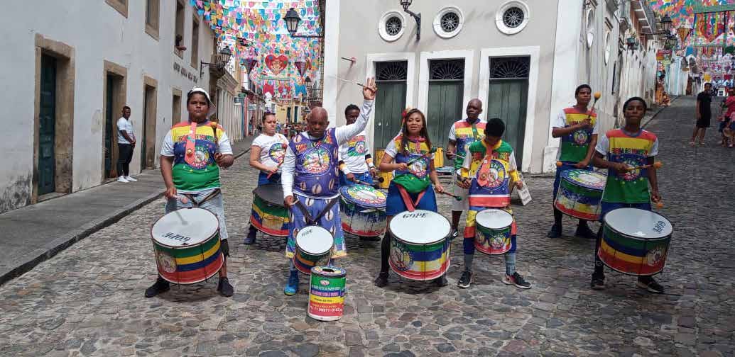 Celebração Percussiva em Rua Histórica do Brasil