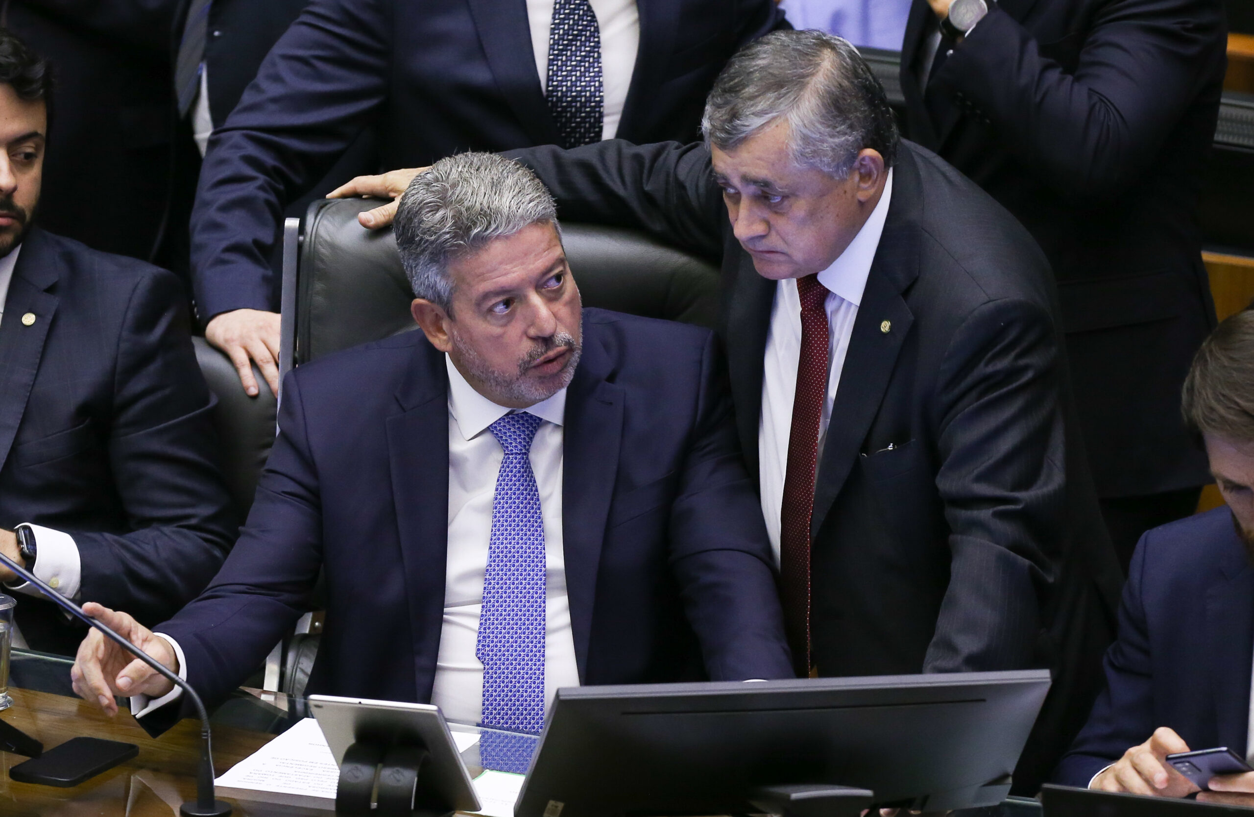 Diálogo Político: Foco e Estratégia em Reunião Formal