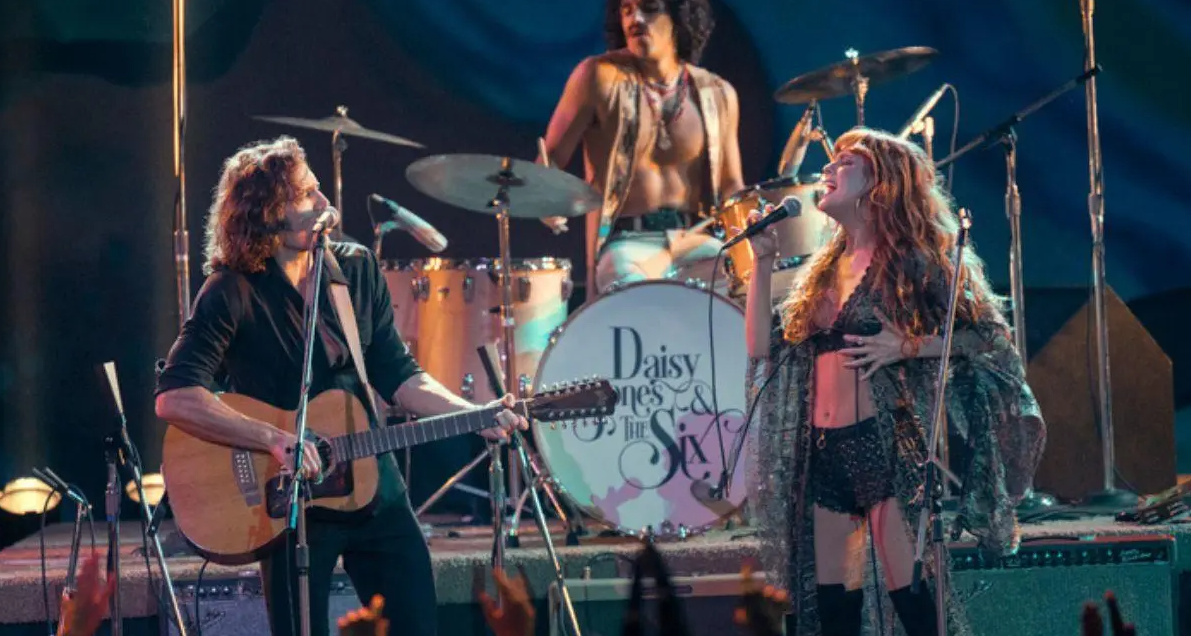 Banda Daisy Jones & The Six em Performance Enérgica